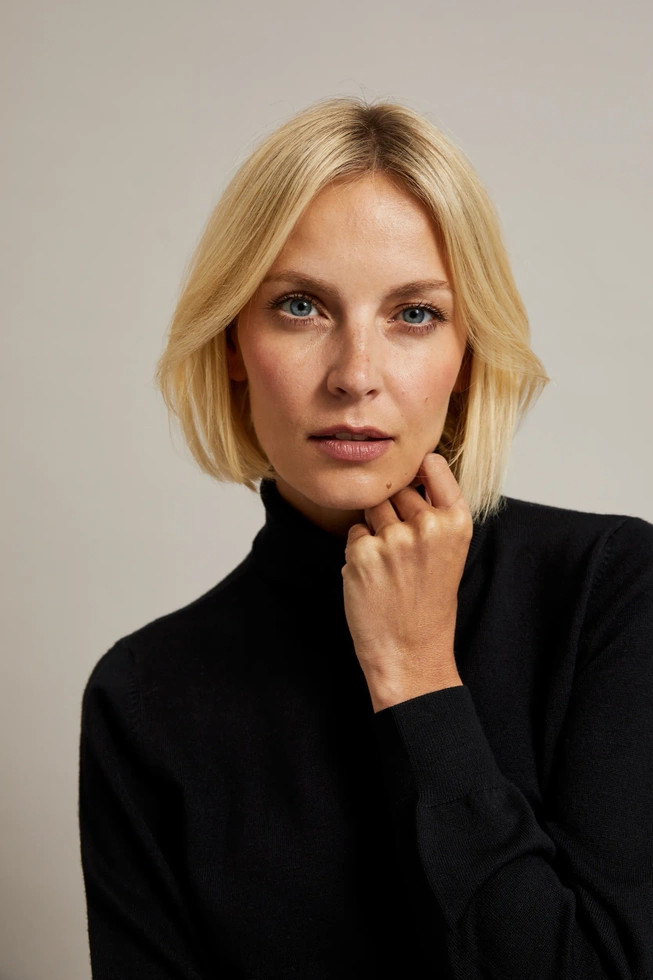 Gładki sweter z golfem czarny