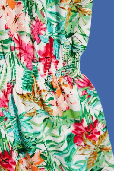 Wzorzysta sukienka z gumą w talii