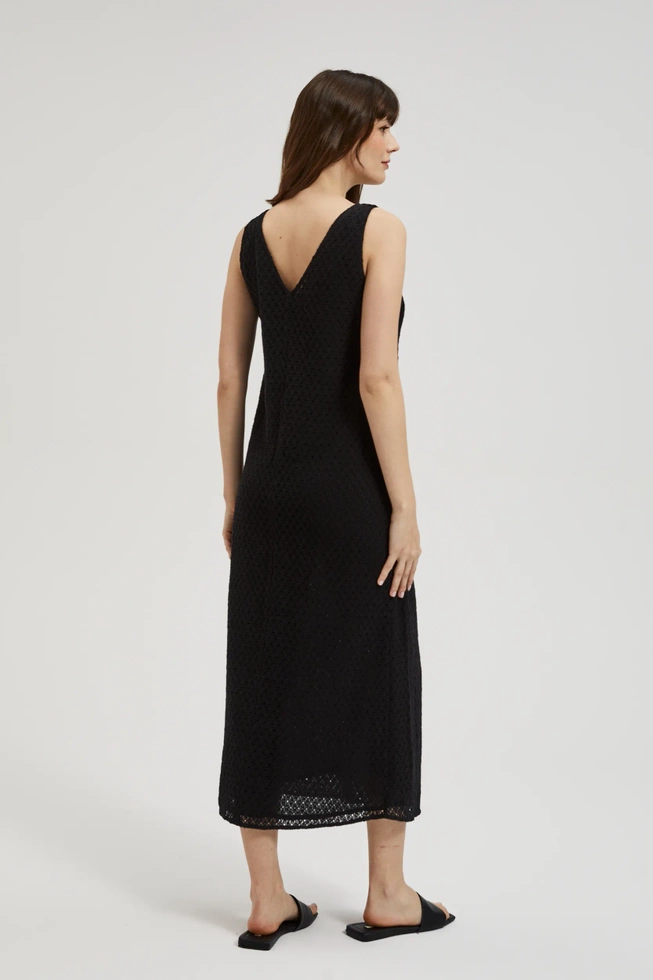 Ażurowa sukienka z dekoltem w serek czarna