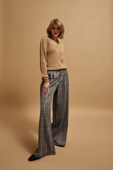 Sweter ozdobiony metaliczną nitką