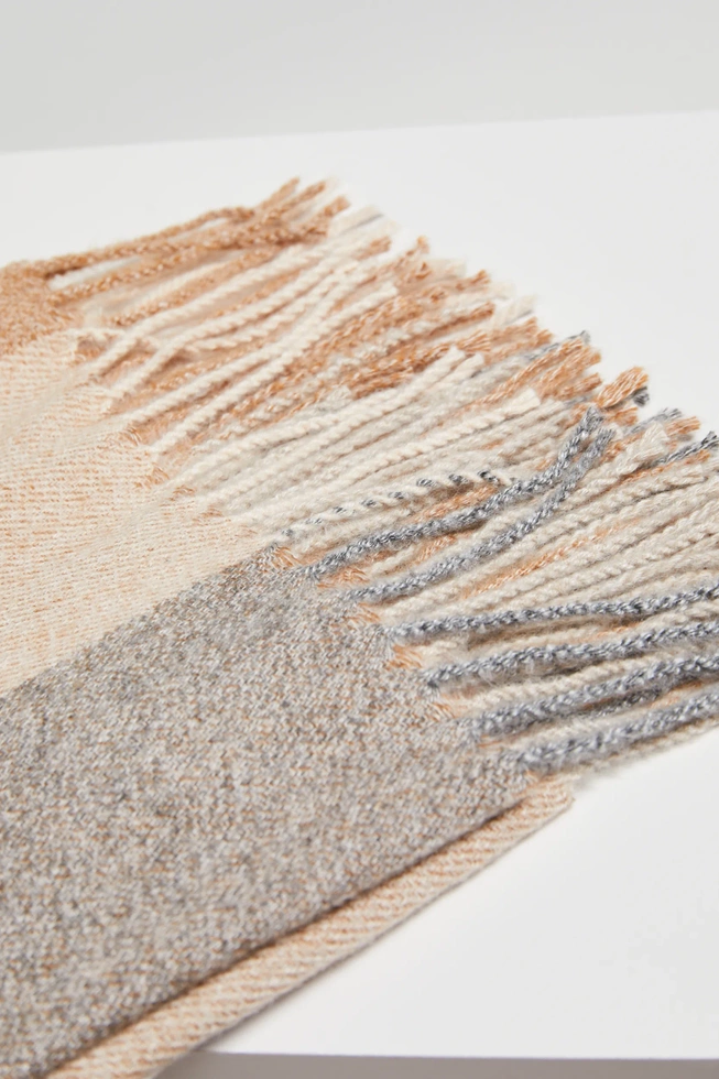 Szal w kratę z frędzlami beżowy