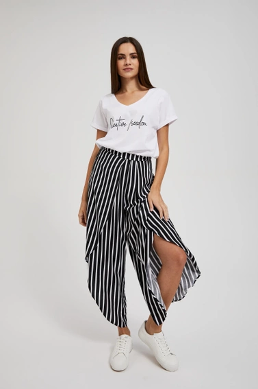 Bluzka z dekoltem w serek i napisem biała