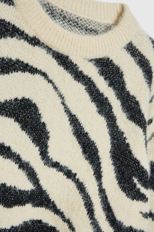 Sweter beżowy w zwierzęcy wzór