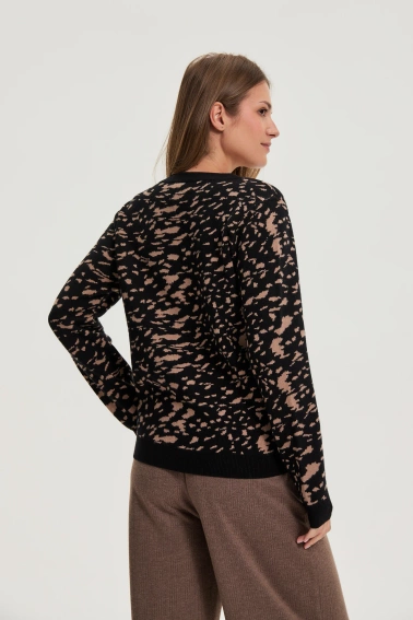 Sweter o prostym fasonie czarny