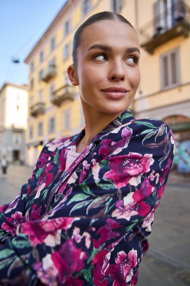 Marynarka w kwiaty granatowa 