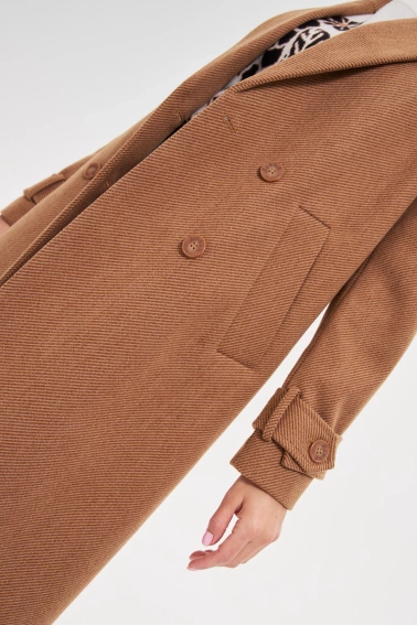 Długi płaszcz brązowy