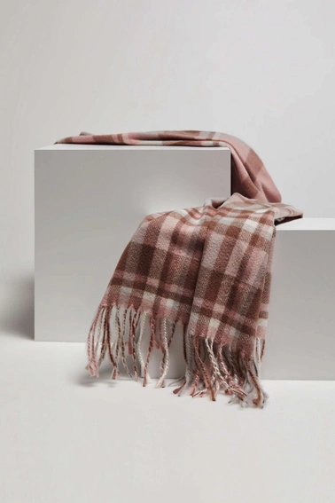 Szalik w kratę z frędzlami pudrowo-różowy