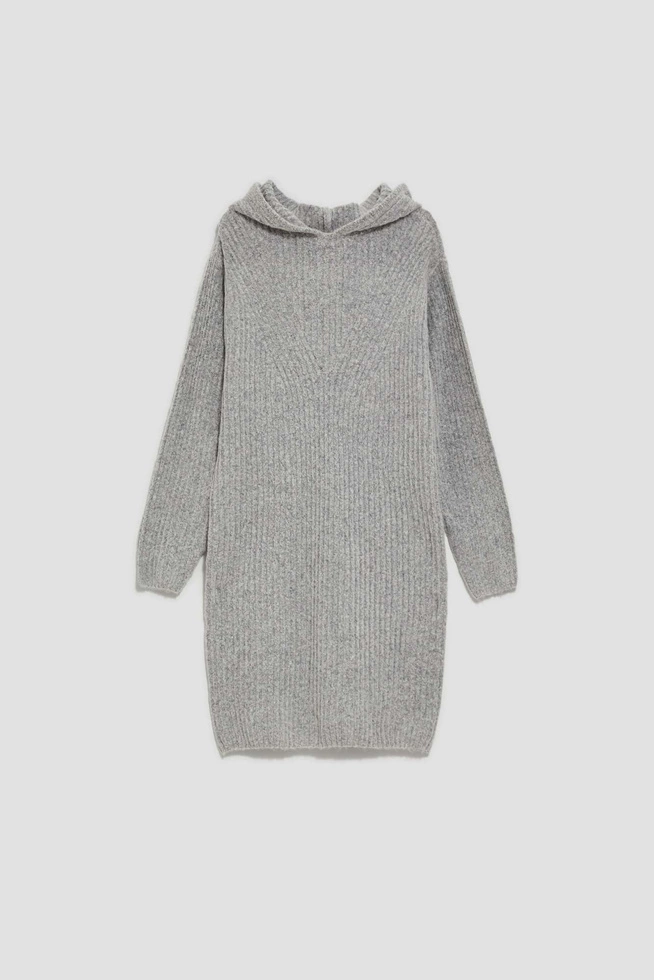 Prążkowana sukienka z kapturem