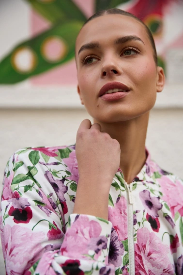 Rozpinana bluza w kwiaty różowa