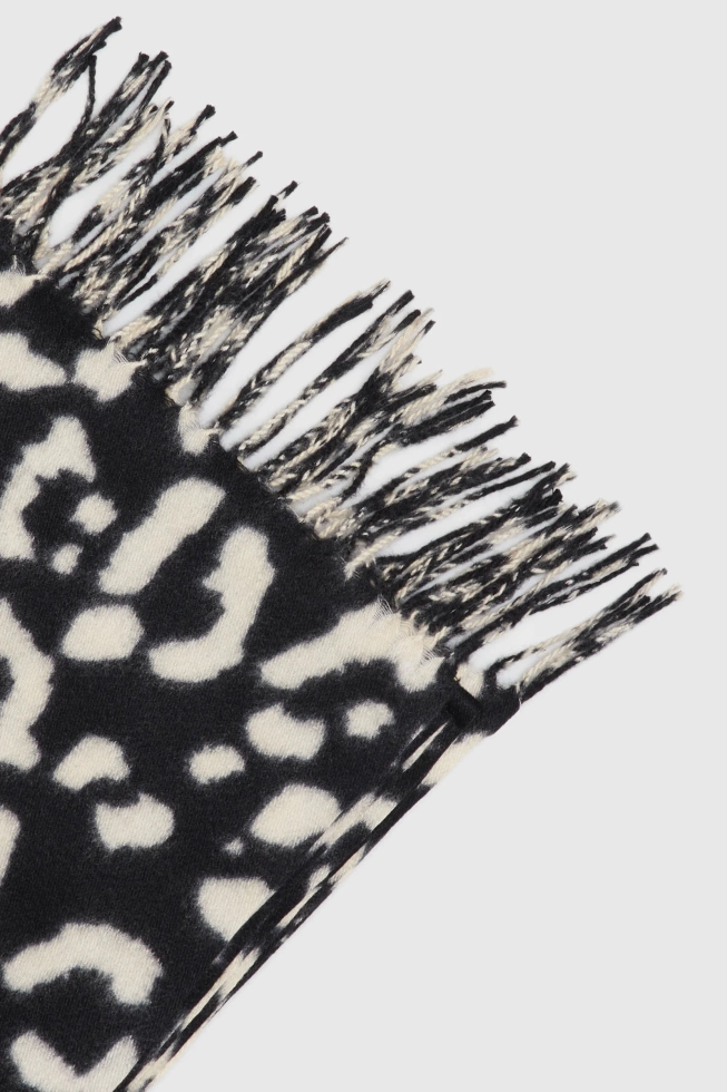 Szalik w panterkę kremowy