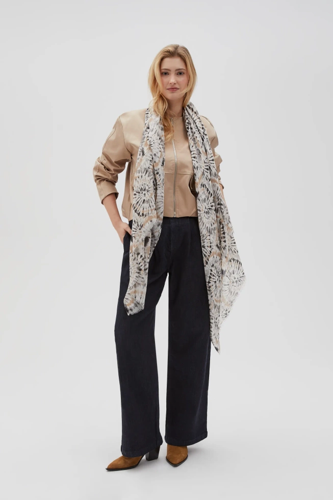 Wzorzysty szal beżowy