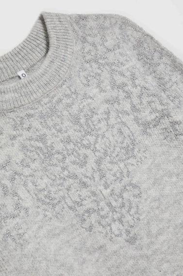 Sweter ozdobiony błyszczącą nitką szary