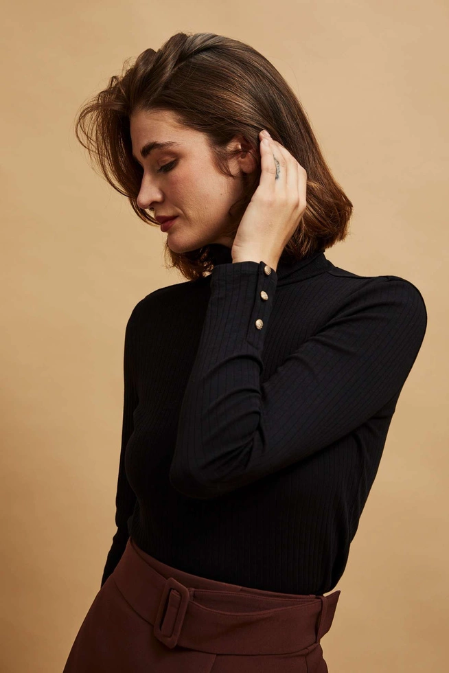 Prążkowana czarna bluzka z golfem