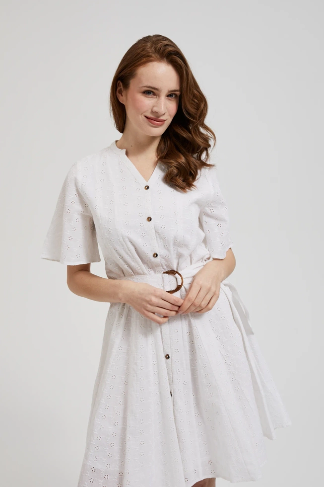 Sukienka zapinana na guziki z paskiem biała