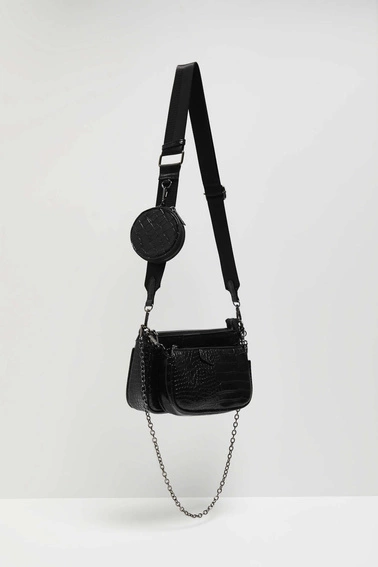 Torebka na ramię z imitacji weżowej skóry czarna