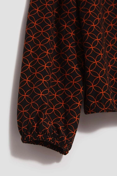 Bluzka z geometrycznym wzorem 