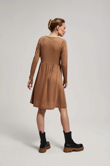 Sukienka z długimi rękawami i rozkloszowanym dołem ciemnobeżowa