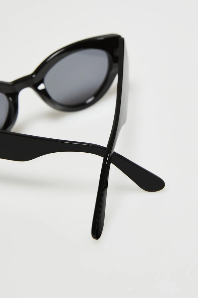 Okulary z grubymi oprawkami czarne