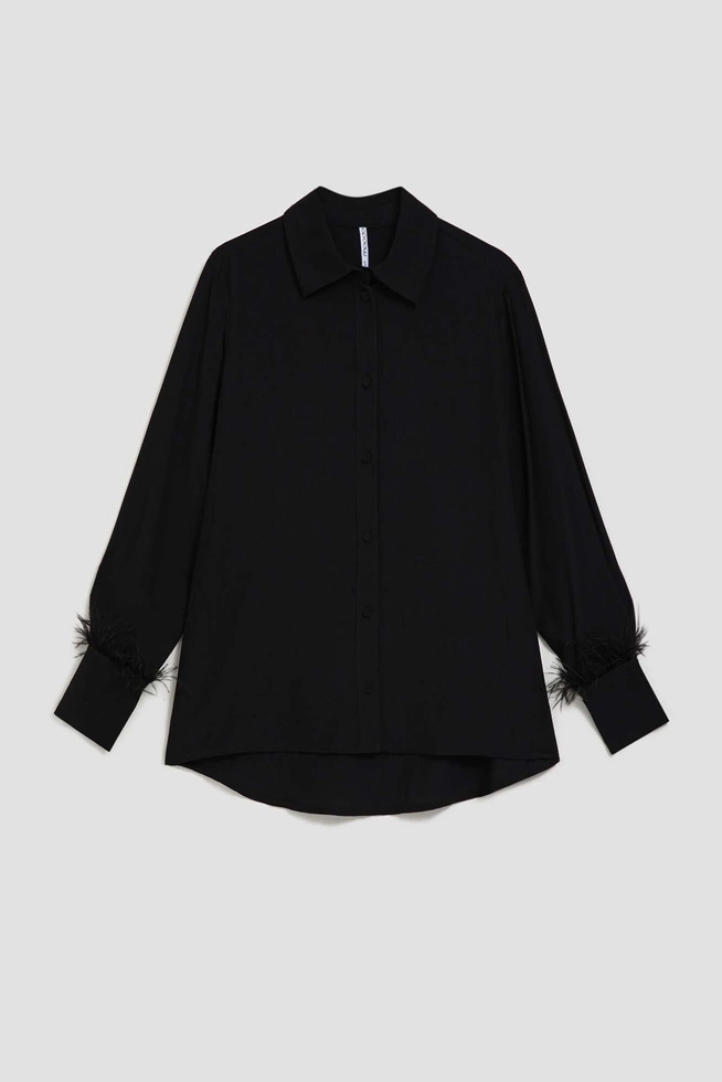 Koszula z ozdobnymi piórami na rękawach