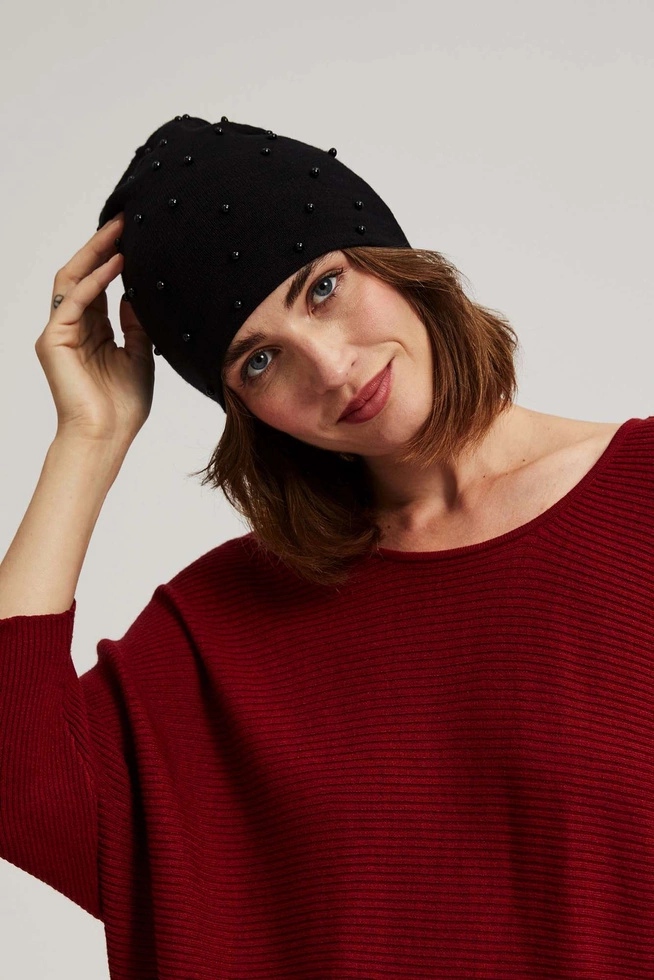 Czapka z ozdobnymi koralikami czarna