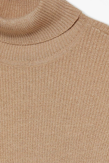 Golf z metaliczną nitką  beżowy