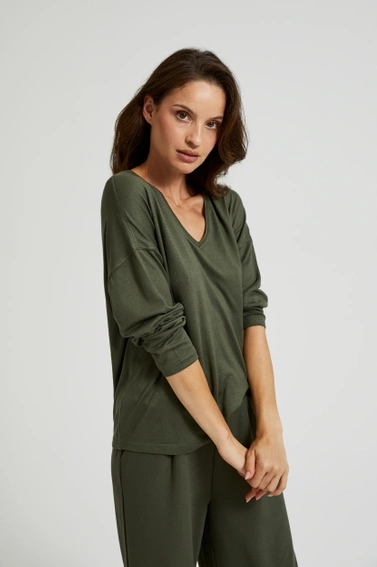 Sweter z dekoltem w serek i obniżoną linią ramion oliwkowy