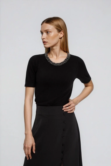 Sweter z ozdobnym dekoltem czarny