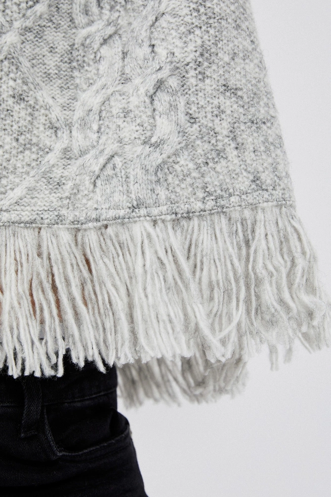 Sweter z golfem i frędzlami