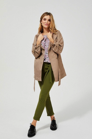 Trencz dwurzędowy z paskiem w kolorze beżowym