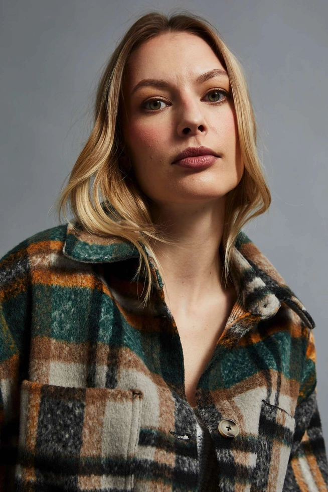 Koszulowa kurtka w kratę ciemnobeżowa