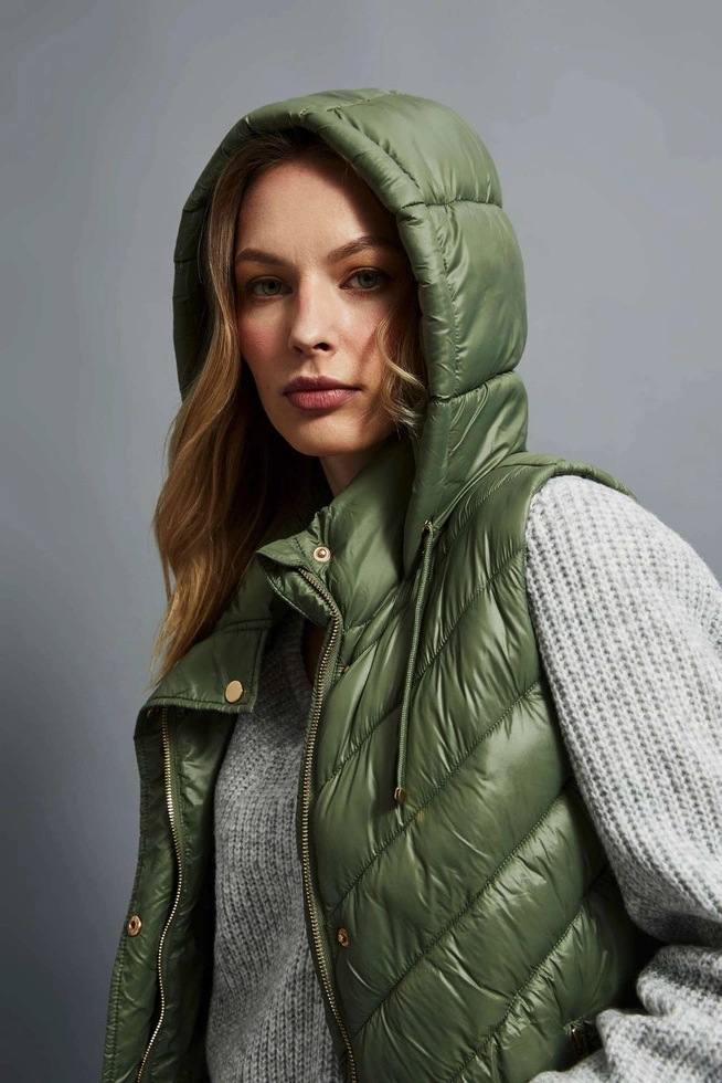 Pikowana kamizelka z kapturem oliwkowa