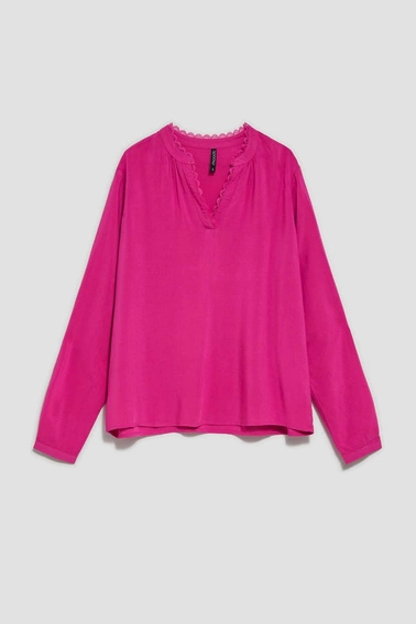 Koszula z koronkowym dekoltem