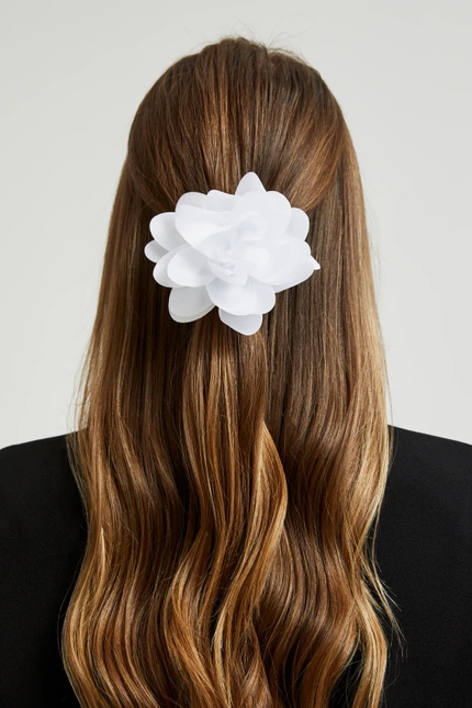 Broszka z materiałowym kwiatem biała