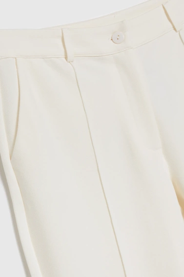 Spodnie z nogawkami w kant białe