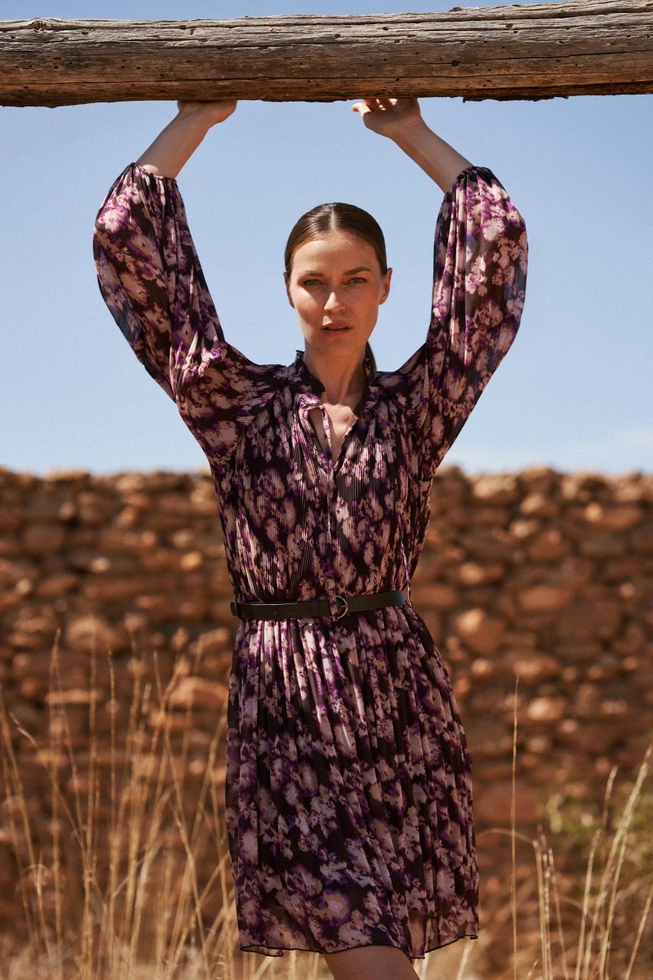 Plisowana sukienka z paskiem brązowa