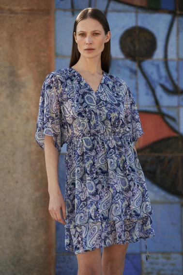 Wzorzysta sukienka przed kolana niebieska