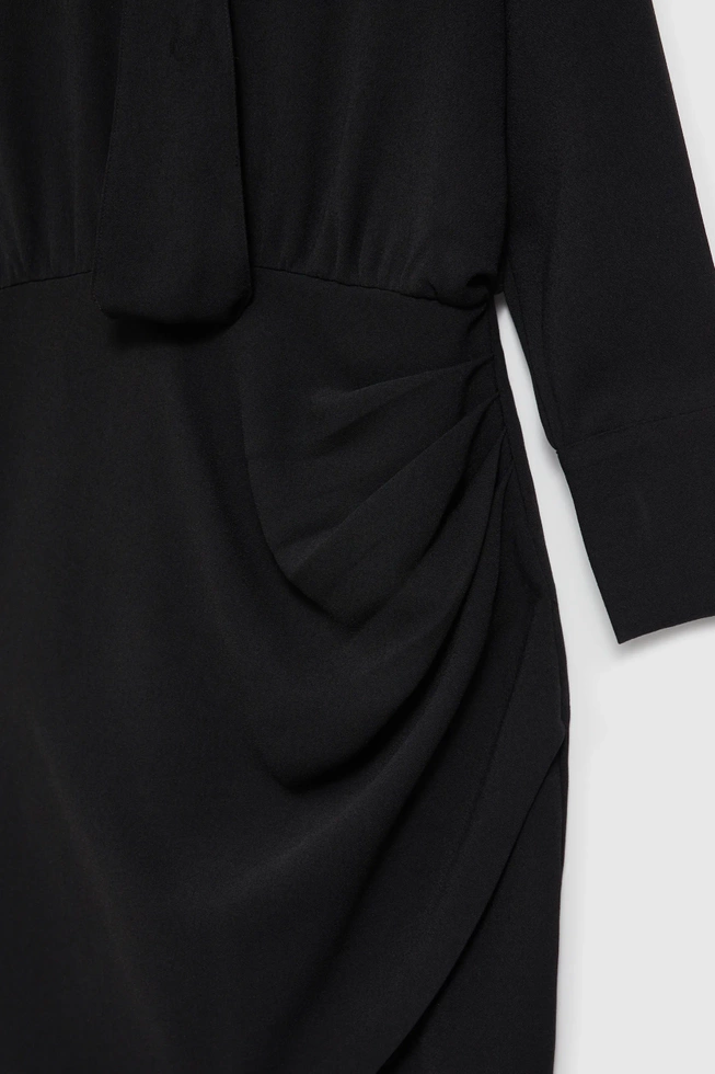 Sukienka z marszczeniem na biodrach czarna