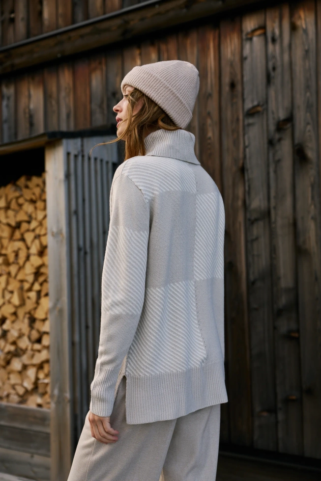 Sweter z golfem beżowy