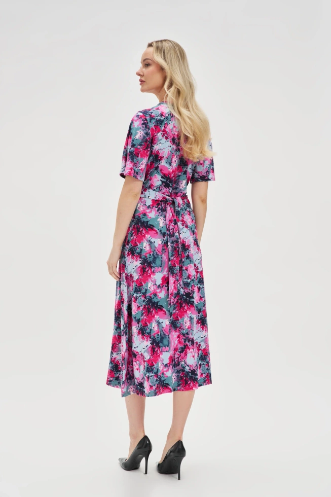 Wzorzysta sukienka z dekoltem fuksjowa