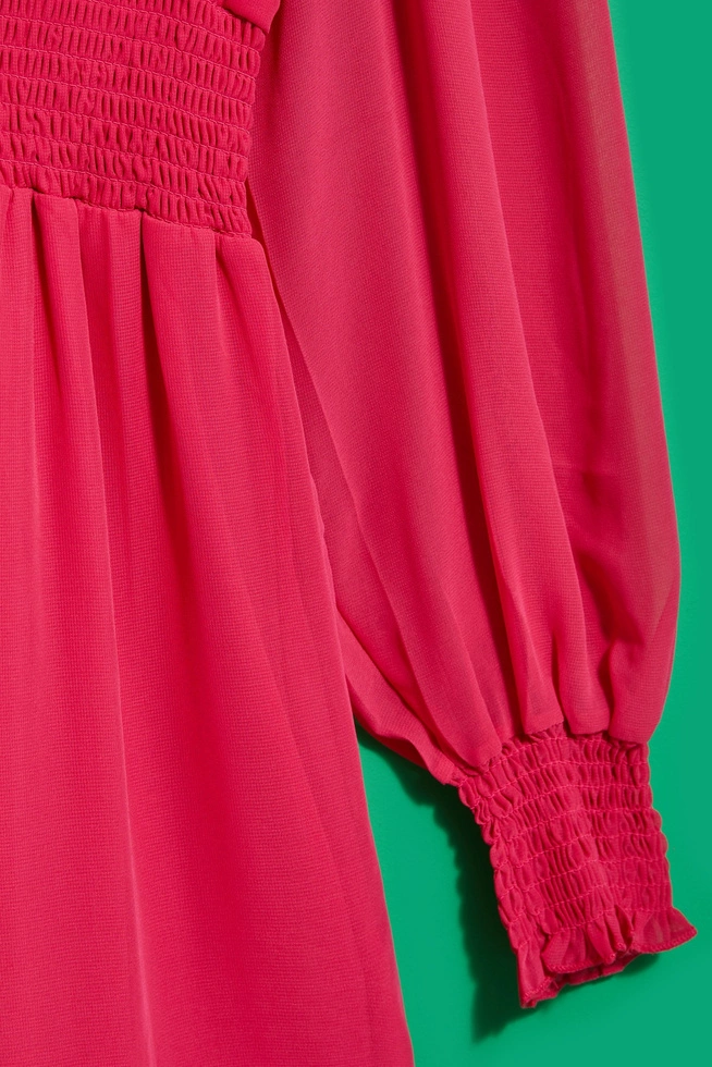 Sukienka z falbaną i bufiastymi rękawami