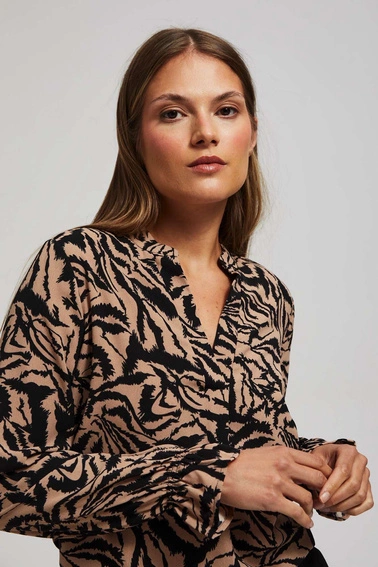 Wzorzysta koszula z dekoltem w serek ciemnobeżowa