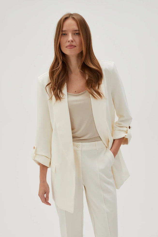 Elegancka marynarka z podwijanymi rękawami biała