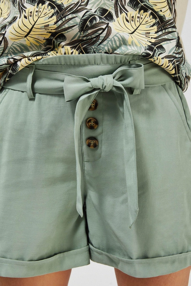 Szorty z wiskozy z wiązaniem pistacjowe