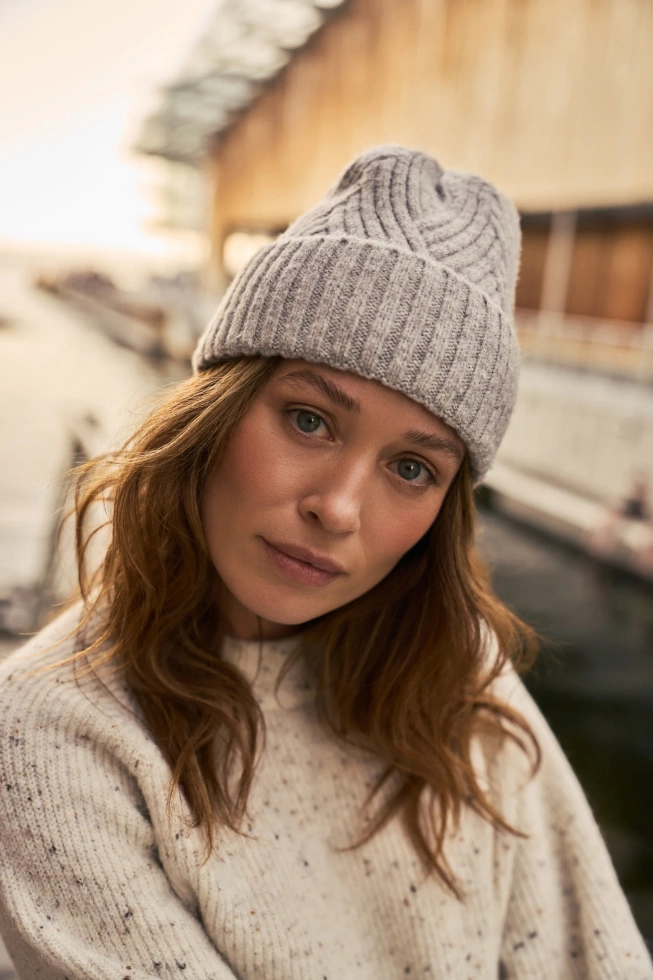 Czapka z wełną jasnoszara