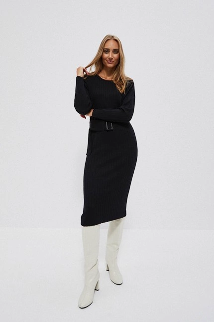 Prążkowana sukienka z paskiem czarna