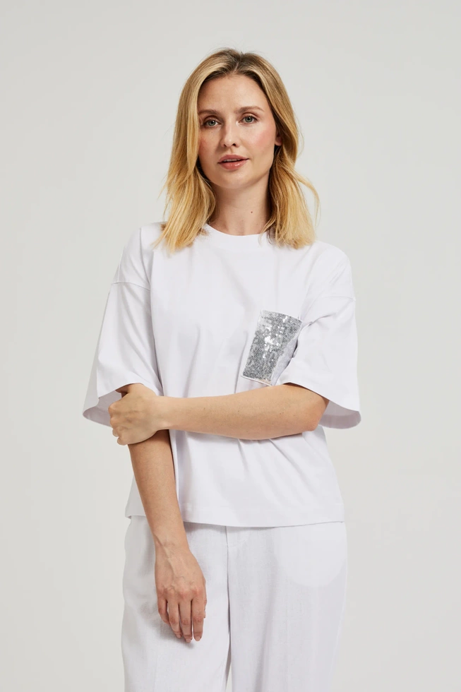 Bluzka z kieszonką ozdobioną cekinami biała
