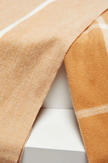 Szal w kratkę z frędzlami beżowy