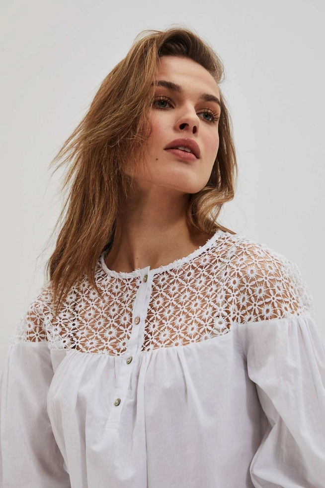 Koszula z ażurowym dekoltem