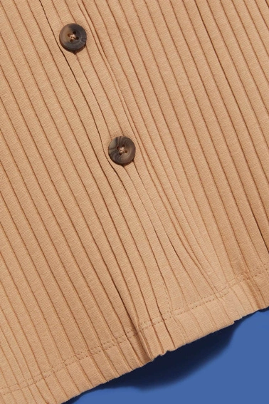 Prążkowany top z guzikami ciemnobeżowy