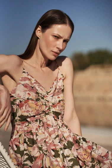 Sukienka maxi na ramiączka z kwiatowym wzorem różowa